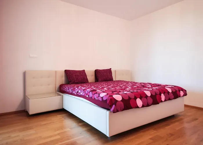 Cosy And Spacious With The View To The Garden